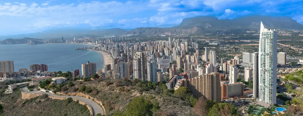 Benidorm, ciudad pujante, plena de espectáculos, shows y monólogos